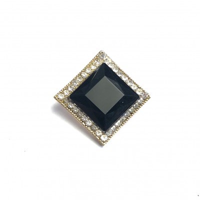 Anel quadrado com pedra preta e cristais em fundo branco