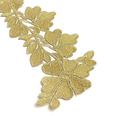 Fita decorativa em tecido dourado com padrão de folhas e flores