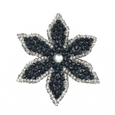 Broche em forma de flor com pedras pretas e brancas