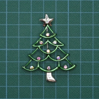 Pendente de árvore de Natal metálico verde com pedras brilhantes e estrela prateada