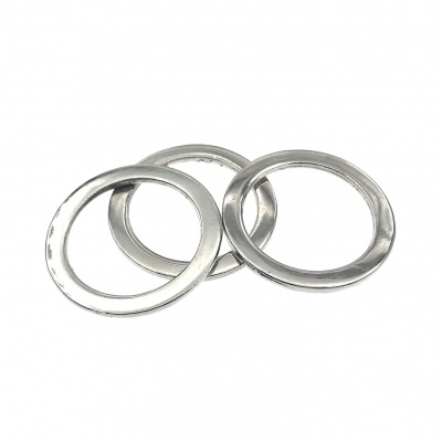 Três argolas metálicas prateadas com acabamento liso