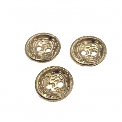 Três botões dourados redondos com design texturizado