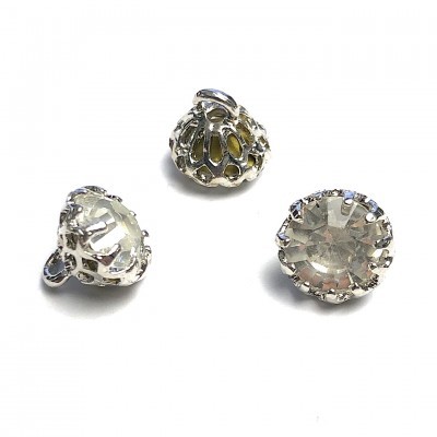 botões prateados com pedra transparente sobre fundo branco