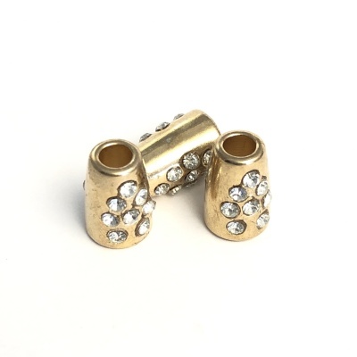 Três contas metálicas douradas decoradas com pedras brilhantes num fundo branco