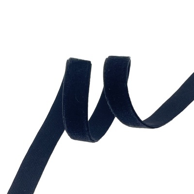 Fita têxtil preta com textura aveludada