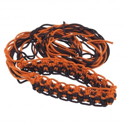 Cordão trançado preto e laranja em tecido com fios para amarração