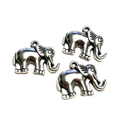 Três pendentes de elefante em metal prateado sobre fundo branco