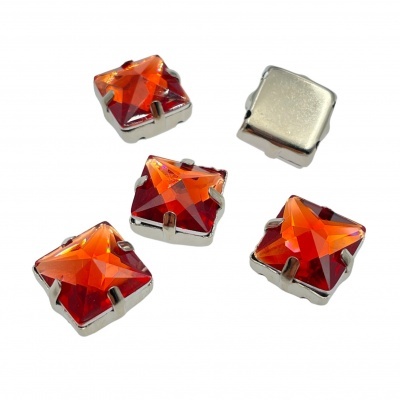 pedras quadradas de vidro vermelho com detalhes em laranja e parte de trás metálica prateada