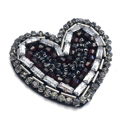 Broche coração com cristais pretos e prateados
