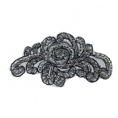 Aplique floral preto bordado com miçangas prateadas