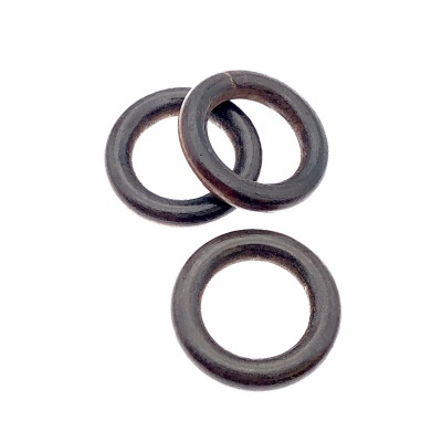 Três argolas de metal escuro