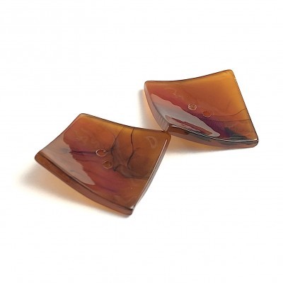 Dois botões quadrados castanhos translúcidos sobre fundo branco