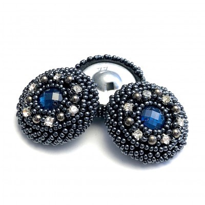Botões redondos decorativos com pedra azul e cristais.