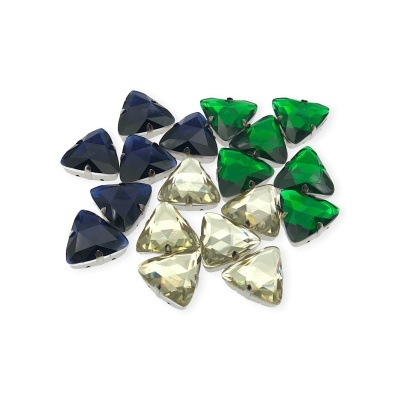 Gemas triangulares facetadas em azul, verde e amarelo claro