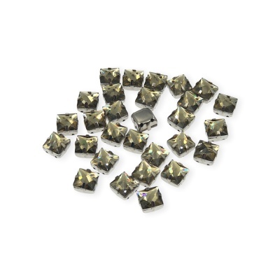 Pedras quadradas cinzentas com base metálica prateada