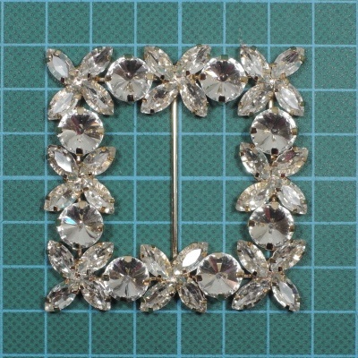 Broche quadrado decorativo com cristais transparentes em padrão floral