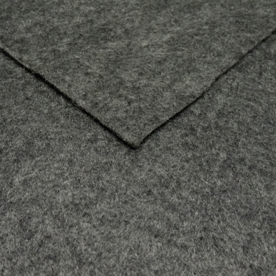 Tecido cinzento escuro com textura felpuda e dobra central