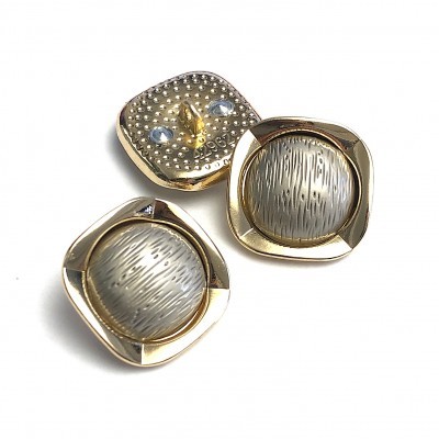 Botões dourados com centro prateado texturizado em fundo branco