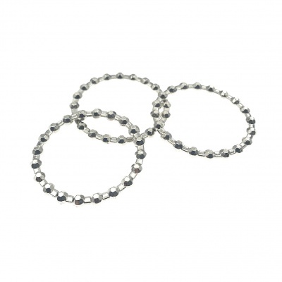 Três pulseiras metálicas prateadas com contas facetadas hexagonais