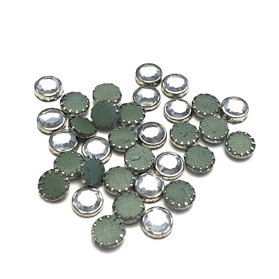 Botões redondos com pedra translúcida e tecido verde, borda metálica prateada.