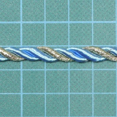Cabo trançado em azul, branco e castanho sobre superfície verde com grelha