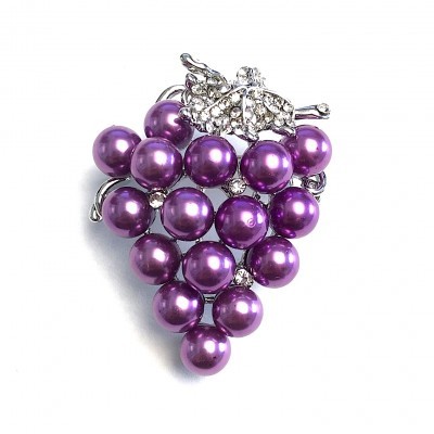 Broche de pérolas roxas em forma de uvas com detalhes prateados