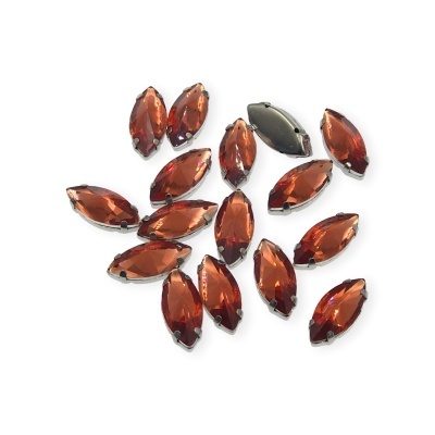 Pedras decorativas facetadas âmbar em moldura prateada