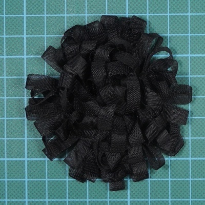 Apanhador de cabelo redondo preto em superfície verde quadriculada