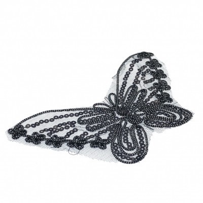 Borboleta decorativa em tecido branco com bordados e lantejoulas pretas