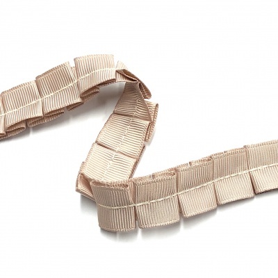 Fita decorativa plissada bege em tecido canelado sobre fundo branco