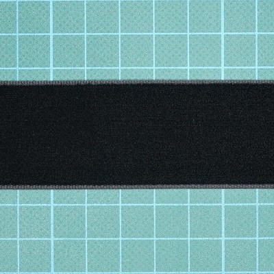 Faixa preta larga sobre fundo azul com grelha branca