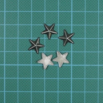 Cinco estrelas metálicas pequenas em superfície quadriculada azul