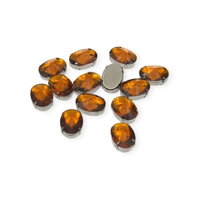 Pedrarias ovais âmbar com base metálica sobre fundo branco