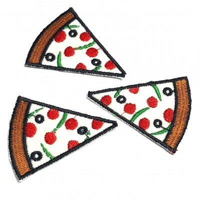 Três patches bordados de fatias de pizza com crosta castanha e recheios coloridos