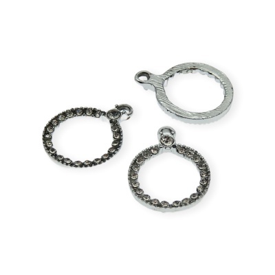 Três pendentes circulares de metal prateado com detalhes texturizados