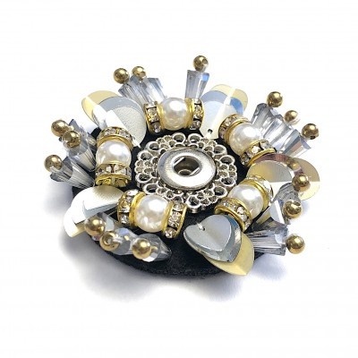 Broche redondo com pérolas, contas douradas e cristais transparentes