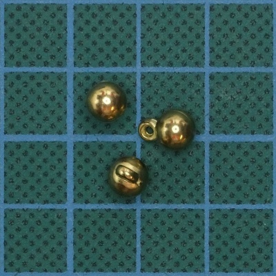 Três contas metálicas douradas sobre superfície azul com padrão preto e grelha azul clara