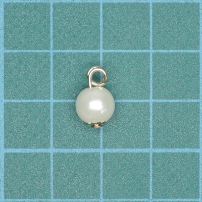 Pingente redondo com pérola branca brilhante e argola prateada sobre grelha azul