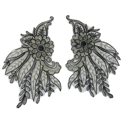 Par de aplicações bordadas florais bege e cinza com linhas douradas