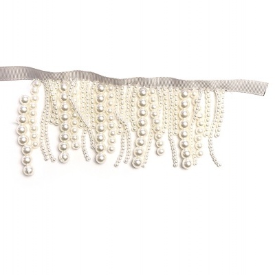 Adereço com pérolas brancas penduradas em faixa cinza