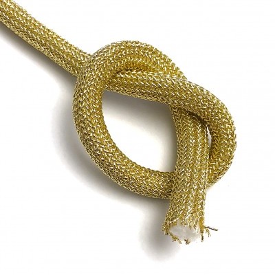 Corda dourada entrelaçada formando nó com ponta desfiada