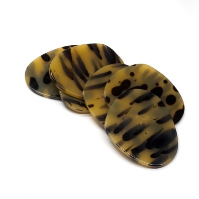 Quatro pegas de guitarra oval em plástico amarelo e preto com padrão marmoreado