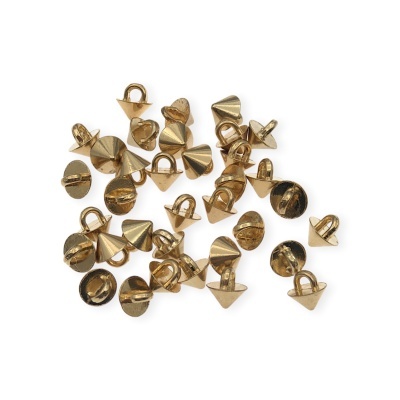 Tachas douradas para costura sobre fundo branco