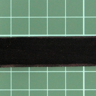 Fita de veludo preta sobre fundo quadriculado verde