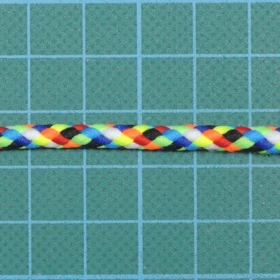 Corda trançada multicolorida sobre superfície azul com linhas de grade