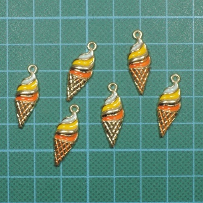 Seis pendentes de gelado coloridos sobre fundo verde quadriculado