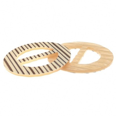 Dois acessórios redondos de madeira para cintos, um com riscas pretas e outro liso natural.