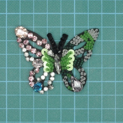 Apliques de borboleta com lantejoulas coloridas