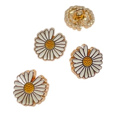 Brincos margarida brancos e amarelos com detalhes dourados