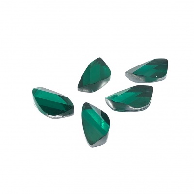 Cinco pedras preciosas verdes facetadas em fundo branco